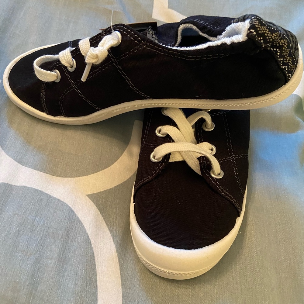 Casual black tennis shoes